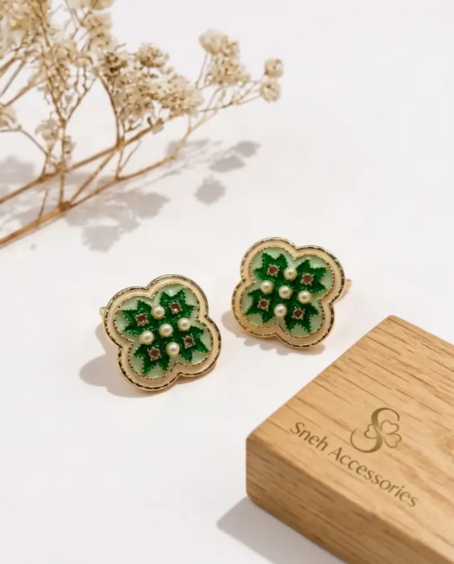 Green Elegant stud earrings 
